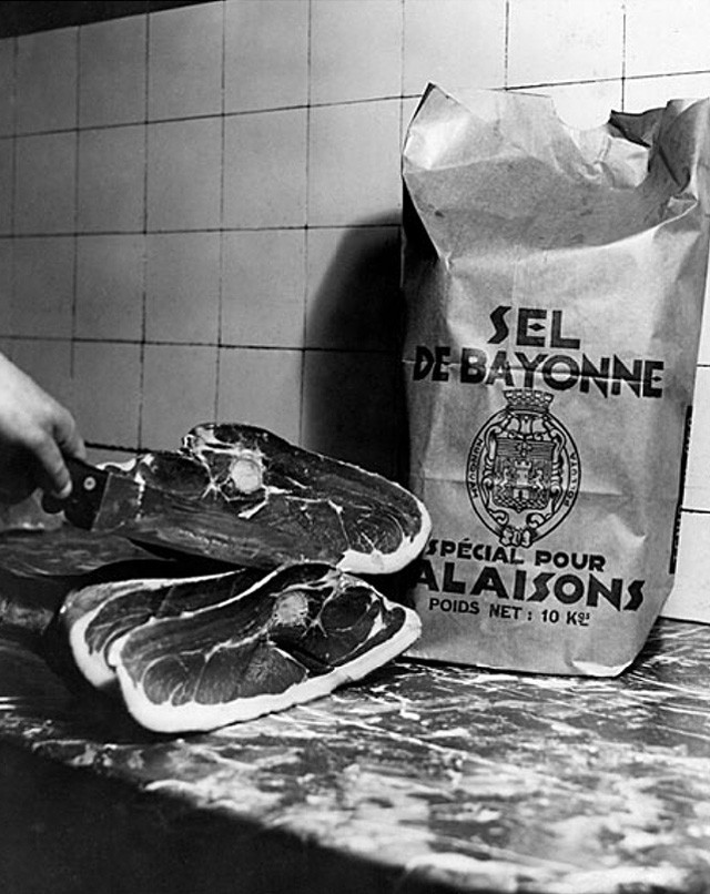 Le jambon est frotté manuellement au sel de Salies-de-Béarn